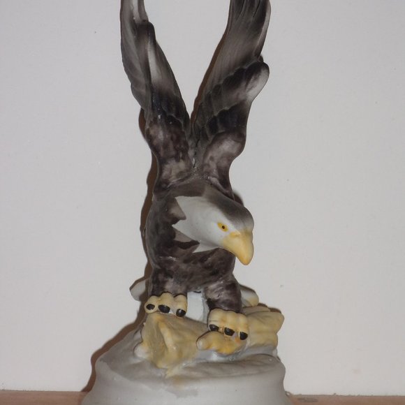 Vintage Bisque Ceramic/Porcelain Bald Eagle Standing On A Log Figurine Statue - Picture 5 of 13